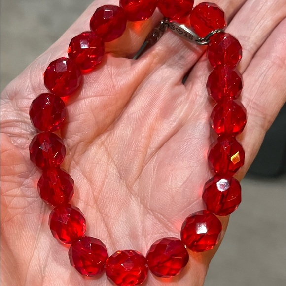 Sabika Key Colors Raindrop necklace & matching red stretch bracelet - Picture 4 of 4